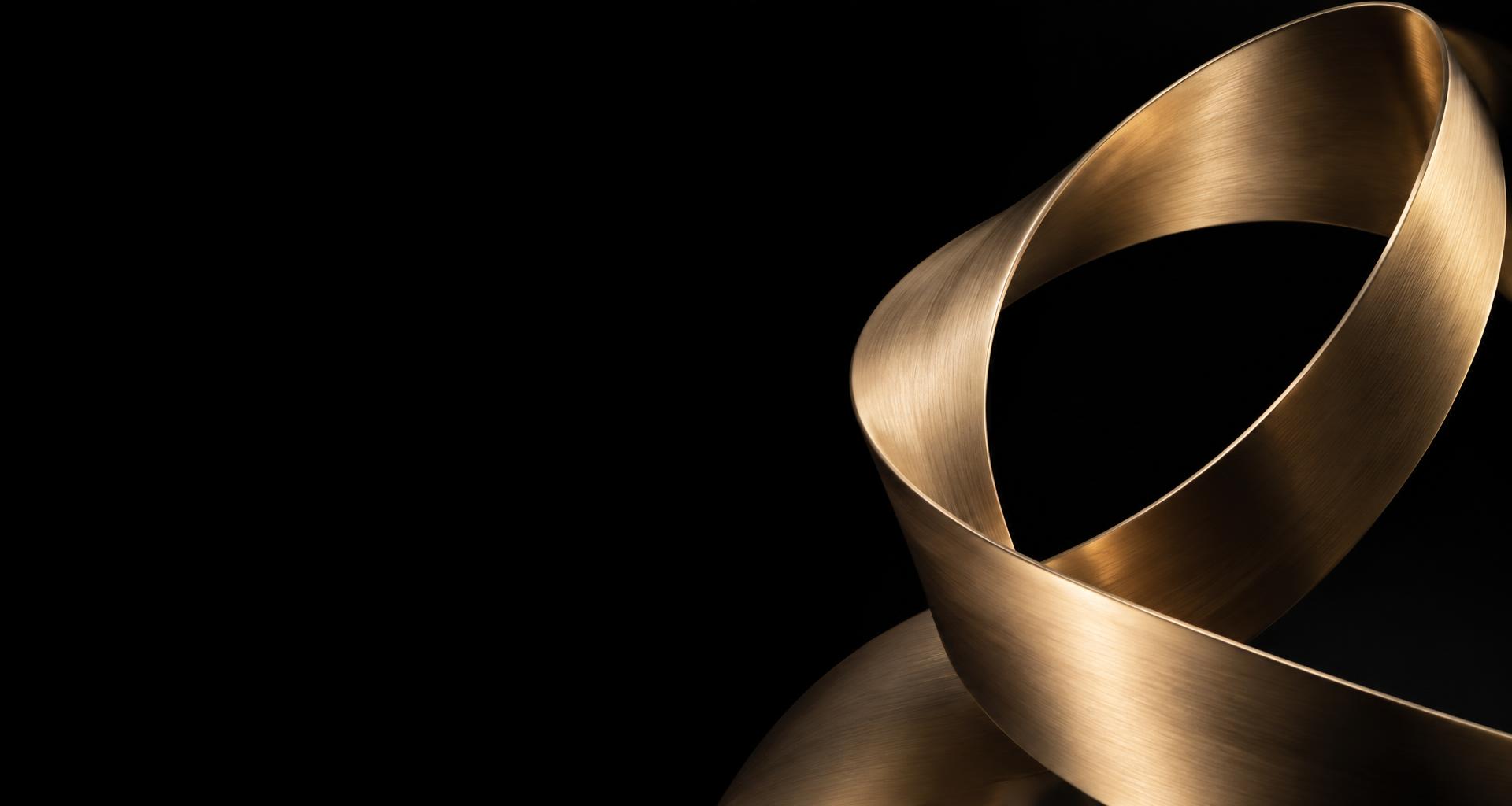 Escultura de metal dourado em movimento contínuo sobre fundo preto